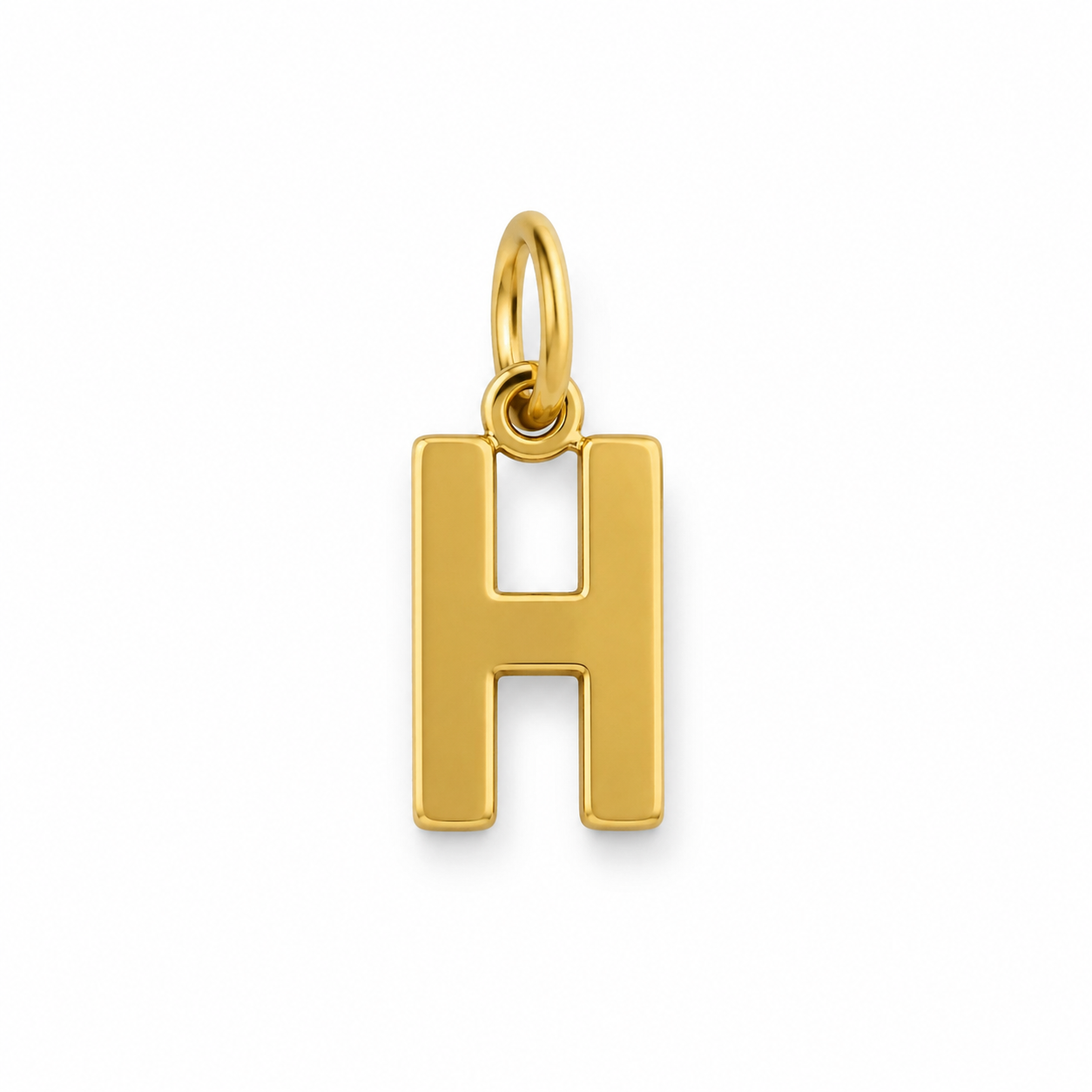 Initial charm/pendant in gold